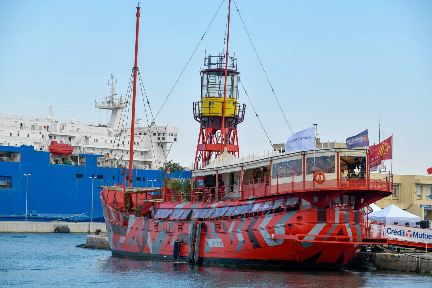 slider 42 Bateau Passagers 300 Personnes, Salle Concert, 3 Bars, 1 Restaurant